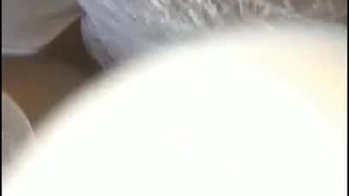 欲火中烧的女孩想要在厨房的桌子上性交